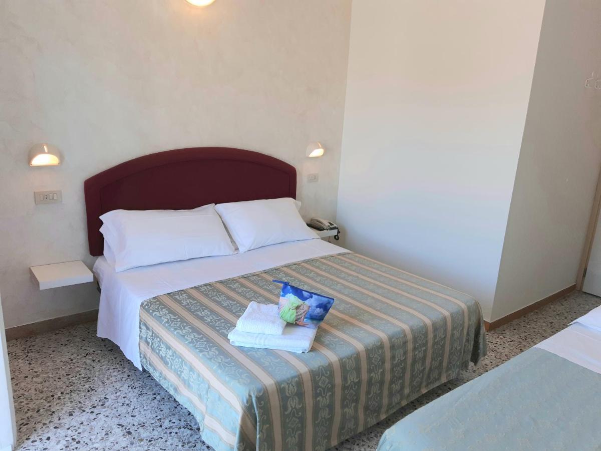 Hotel Raul Riccione Eksteriør billede